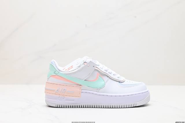 公司级nike Wmns Air Force 1 Shadow 马卡龙军空一号轻增量高低帮搭百板鞋。为典经设计注玩入味元素。 分层构结、大加中及底双重品牌标志，