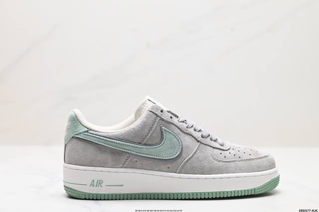 福利 公司级耐克nike Air Force 1 Low 空军一号低帮百搭休闲运动板鞋。柔软、弹性十足的缓震性能和出色的中底设计，横跨复古与现代的外型结合，造就