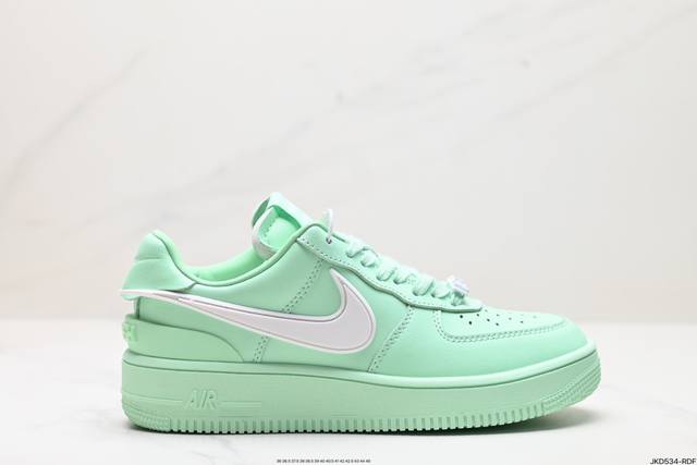 公司级ambush X Nk Air Force 7 Low Sp 空军一号联名标志性的swoosh延伸至鞋跟之外 鞋舌和鞋垫上印有ambush品牌标志 整体简