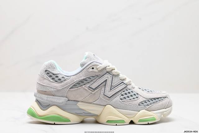 公司级new Balance Nb 9060 鞋款灵感源自设计师本人对夏日的怀日回忆。鞋面大身由空间双格及磨砂鞋面拼接而生，配以柔和、温暖的粉橘色调，夏日氛围拉