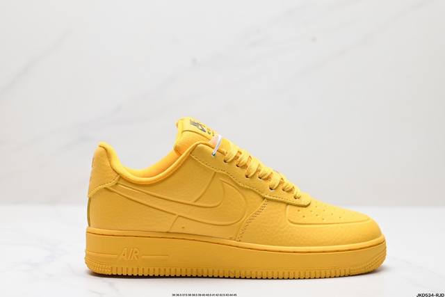 公司级耐克nike Air Force 1 Low 空军一号低帮百搭休闲运动板鞋。柔软、弹性十足的缓震性能和出色的中底设计，横跨复古与现代的外型结合，造就出风靡