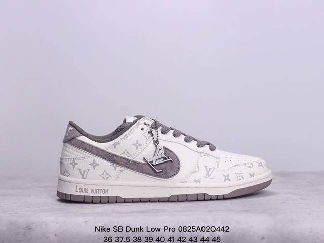 耐克 Nike Sb Dunk Low Pro 复古低帮休闲运动滑板板鞋。采用脚感柔软舒适zoomair气垫，有效吸收滑板等极限运动在落地时带来的冲击力，为街头