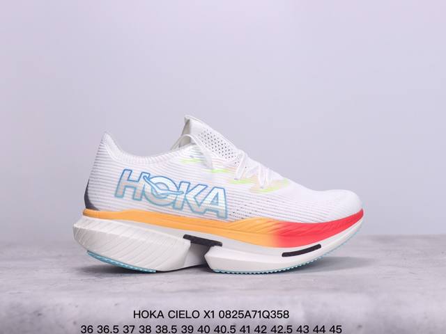 公司级hoka 霍卡 Hoka Cielo X1 竞速跑鞋 外观整合hoka 顶尖碳板技术、中底泡棉科技和几何学，设计符合自然步态的不对称鞋面和鞋底结构，专为精