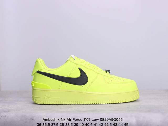 Ambush X Nk Air Force 1‘07 Low Sp 空军一号联名标志性的空军低帮swoosh延伸至鞋跟之外 鞋舌和鞋垫上印有ambush品牌标志