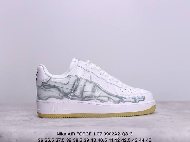 真标耐克nike Air Force 7 空军一号低帮百搭休闲运动板鞋。柔软、弹性十足的缓震性能和出色的中底设计，横跨复古与现代的外型结合，造就出风靡全球三十多