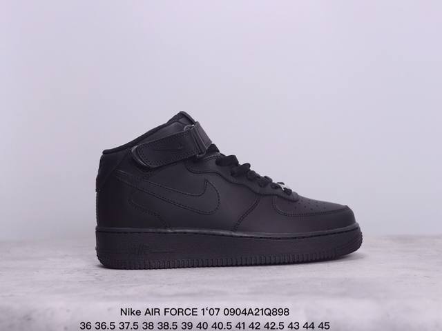 真标耐克nike Air Force 7 React空军一号高帮百搭休闲运动板鞋。柔软、弹性十足的缓震性能和出色的中底设计，横跨复古与现代的外型结合，造就出风靡