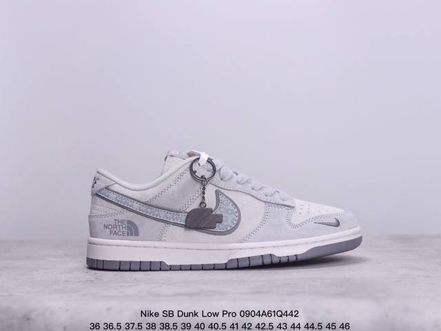 耐克 Nike Sb Dunk Low Pro 复古低帮休闲运动滑板板鞋。采用脚感柔软舒适zoomair气垫，有效吸收滑板等极限运动在落地时带来的冲击力，为街头