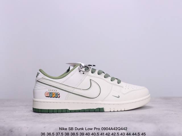 耐克 Nike Sb Dunk Low Pro 复古低帮休闲运动滑板板鞋。采用脚感柔软舒适zoomair气垫，有效吸收滑板等极限运动在落地时带来的冲击力，为街头