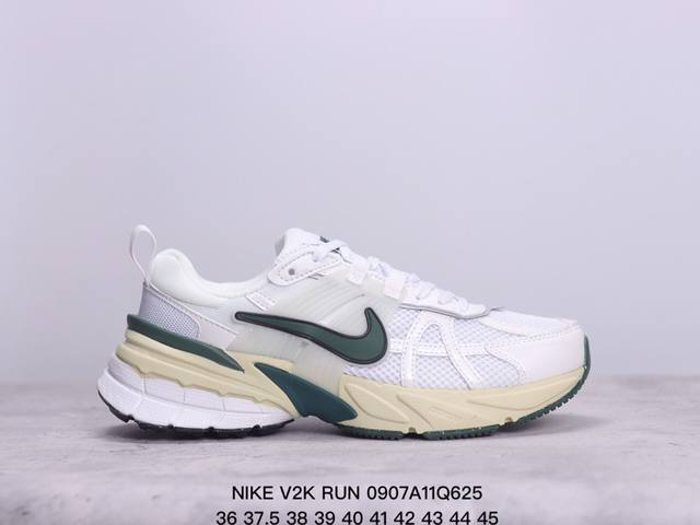 真标耐克nike V2K Run跑步鞋复古风潮 网面透气运动鞋 灰银紧致的鞋面材质提供良好的包裹性鞋侧 Swoosh以及鞋头部分搭配增添不少亮点的镀铬细节鞋垫上