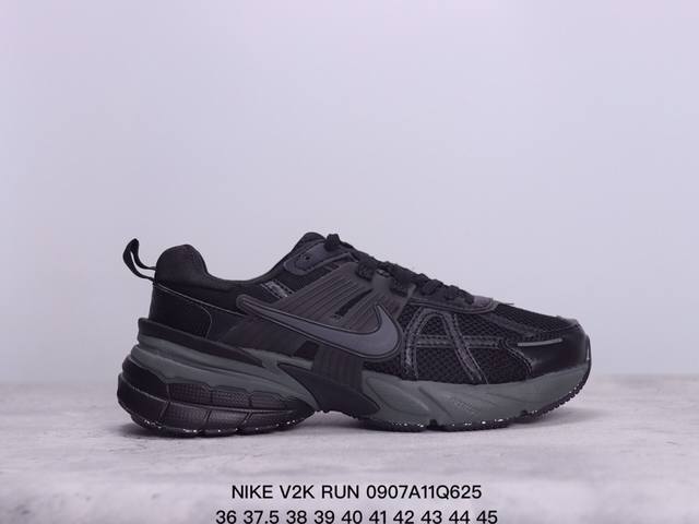 真标耐克nike V2K Run跑步鞋复古风潮 网面透气运动鞋 灰银紧致的鞋面材质提供良好的包裹性鞋侧 Swoosh以及鞋头部分搭配增添不少亮点的镀铬细节鞋垫上