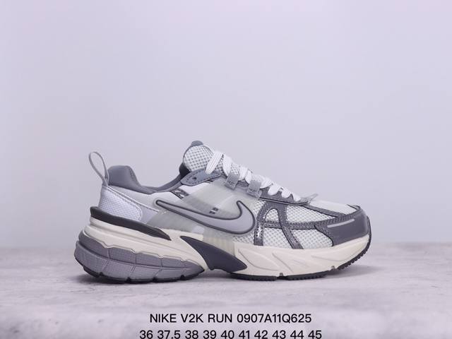 真标耐克nike V2K Run跑步鞋复古风潮 网面透气运动鞋 灰银紧致的鞋面材质提供良好的包裹性鞋侧 Swoosh以及鞋头部分搭配增添不少亮点的镀铬细节鞋垫上