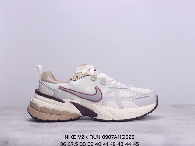 真标耐克nike V2K Run跑步鞋复古风潮 网面透气运动鞋 灰银紧致的鞋面材质提供良好的包裹性鞋侧 Swoosh以及鞋头部分搭配增添不少亮点的镀铬细节鞋垫上