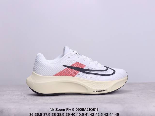 公司级nk Zoom Fly 5超轻休闲缓震碳板跑步鞋 外围搭載轻量级sr02泡棉载体.中底zoomx泡棉. 鞋面采用轻盈网眼设计.鞋垫与原厂一致采用zoomx