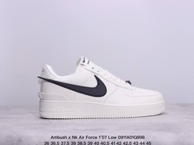 真标ambush X Nk Air Force 7 Low Sp 空军一号联名标志性的swoosh延伸至鞋跟之外 鞋舌和鞋垫上印有ambush品牌标志 整体简约