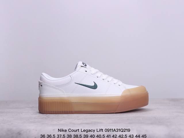 Nike 耐克 Court Legacy Lift 女士运动鞋 运动厚底小白鞋 复古休闲鞋，上部和合成的 Strati 重叠,增加纹理、深度和透气性。 刺绣细节