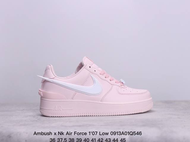 Ambush X Nk Air Force 7 Low 联名款 空军大勾 低帮休闲板鞋 鞋面采用了优质原厂皮革，标志性的 Swoosh 延伸至鞋跟之外，鞋舌和鞋