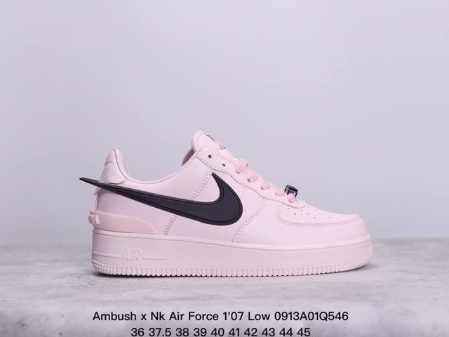 Ambush X Nk Air Force 7 Low 联名款 空军大勾 低帮休闲板鞋 鞋面采用了优质原厂皮革，标志性的 Swoosh 延伸至鞋跟之外，鞋舌和鞋