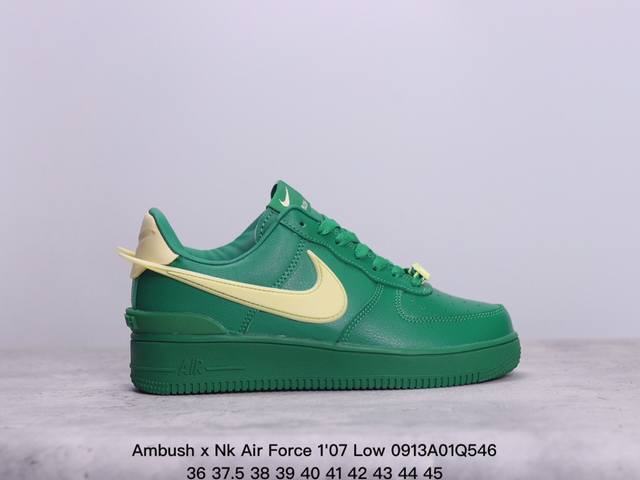 Ambush X Nk Air Force 7 Low 联名款 空军大勾 低帮休闲板鞋 鞋面采用了优质原厂皮革，标志性的 Swoosh 延伸至鞋跟之外，鞋舌和鞋