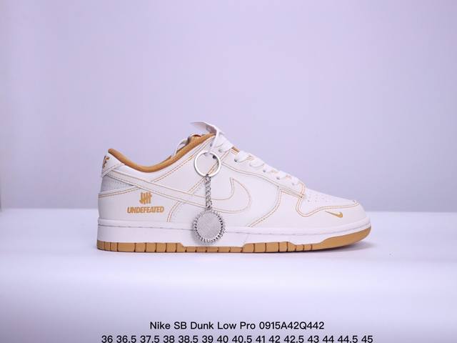 耐克 Nike Sb Dunk Low Pro 复古低帮休闲运动滑板板鞋。采用脚感柔软舒适zoomair气垫，有效吸收滑板等极限运动在落地时带来的冲击力，为街头