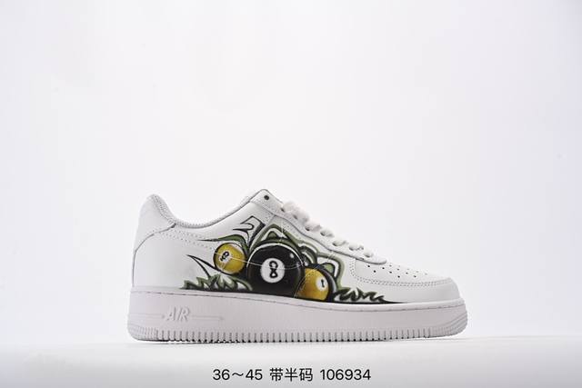 真标耐克nike Air Force 1‘07 空军一号低帮百搭休闲运动板鞋。柔软、弹性十足的缓震性能和出色的中底设计，横跨复古与现代的外型结合，造就出风靡全球