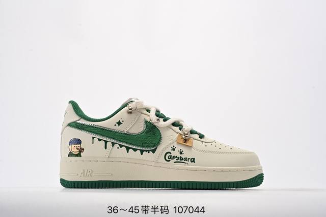 真标耐克nike Air Force 1‘07 空军一号低帮百搭休闲运动板鞋。柔软、弹性十足的缓震性能和出色的中底设计，横跨复古与现代的外型结合，造就出风靡全球