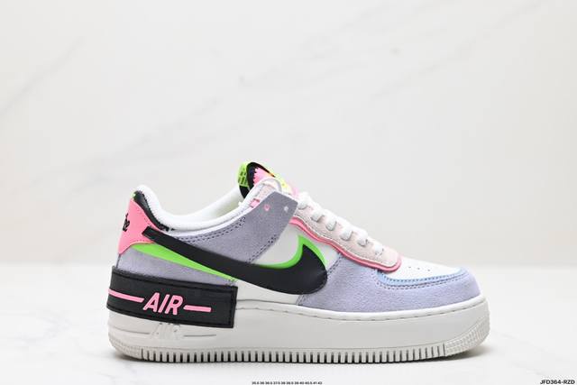 公司级nike Wmns Air Force 1 Shadow 马卡龙军空一号轻增量高低帮搭百板鞋。为典经设计注玩入味元素。 分层构结、大加中及底双重品牌标志，