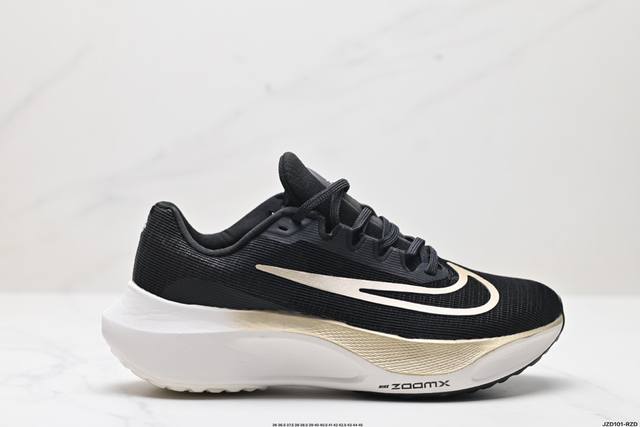 公司级nk Zoom Fly 5超轻休闲缓震碳板跑步鞋 外围搭載轻量级sr02泡棉载体.鞋面采用轻盈网眼设计.鞋垫与原厂一致采用zoomx粘接而成. 货号:Dm