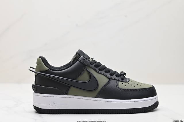 真标ambush X Nk Air Force 7 Low Sp 空军一号联名标志性的swoosh延伸至鞋跟之外 鞋舌和鞋垫上印有ambush品牌标志 整体简约