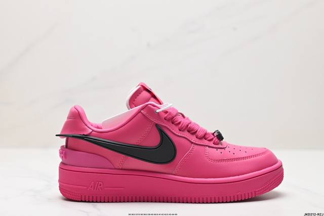 公司级ambush X Nk Air Force 1‘07 Low Sp 空军一号联名标志性的swoosh延伸至鞋跟之外 鞋舌和鞋垫上印有ambush品牌标志