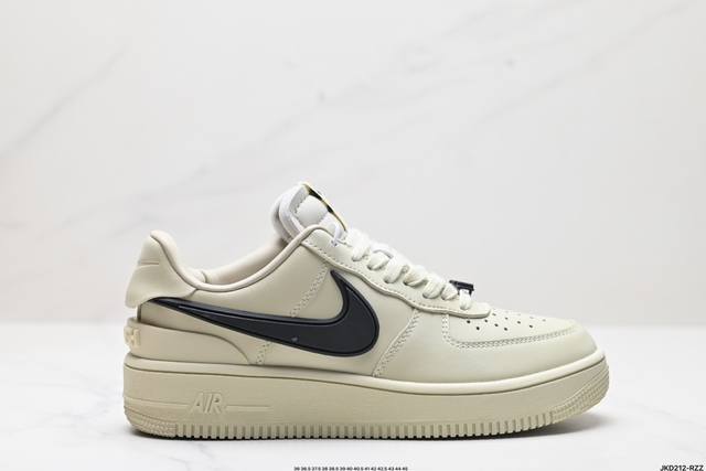 公司级ambush X Nk Air Force 1‘07 Low Sp 空军一号联名标志性的swoosh延伸至鞋跟之外 鞋舌和鞋垫上印有ambush品牌标志