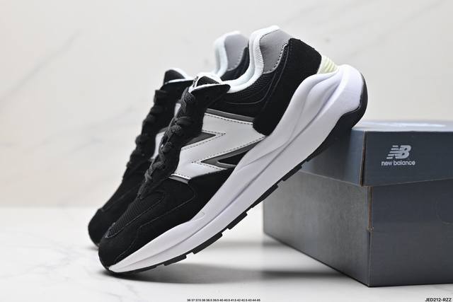 公司级new Balance Nb5740系列 凭借多种严选的优质素材重塑出让人耳目一新又充满层次感的革新中低结构。为呼应90年代的巨大化潮流，鞋侧也点题采用了