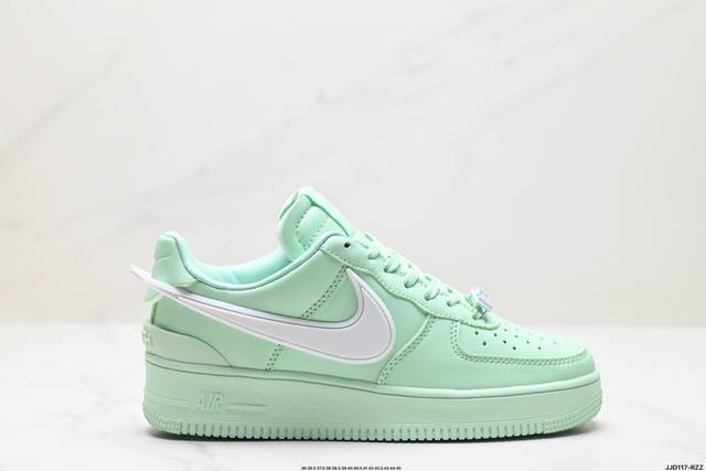 真标ambush X Nk Air Force 7 Low Sp 空军一号联名标志性的swoosh延伸至鞋跟之外 鞋舌和鞋垫上印有ambush品牌标志 整体简约