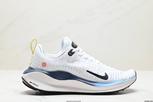 公司级nike Reactx Infinity Run 4 马拉松 轻量鞋面搭配位于足弓处的全新板带设计，细致包裹双脚，为nike飞马带来更稳固可靠的贴合感受。