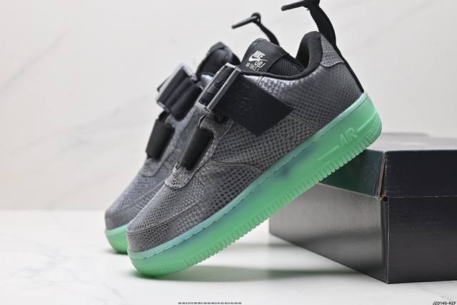 真标耐克nike Air Force 1 Utility 空军一号低帮百搭休闲运动板鞋。柔软、弹性十足的缓震性能和出色的中底设计，横跨复古与现代的外型结合，造就