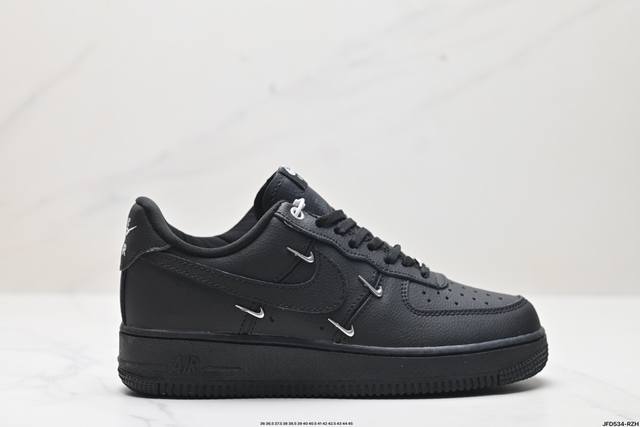 公司级耐克nike Air Force 1‘07 空军一号低帮百搭休闲运动板鞋。柔软、弹性十足的缓震性能和出色的中底设计，横跨复古与现代的外型结合，造就出风靡全