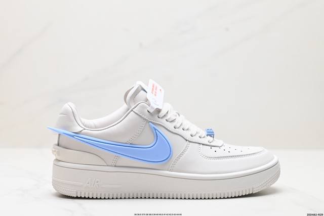 公司级ambush X Nk Air Force 1‘07 Low ”Phantom“ 联名款 空军一号低帮休闲板鞋 #鞋款鞋身以及内衬均采用了纯色皮革打造，标