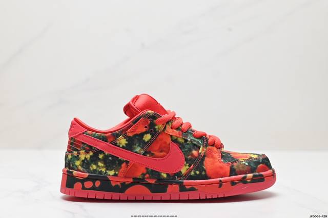 公司级nike Dunk Low Dunk Sb顾名思义，具有经典的dunk血缘，又注入了更多的时尚元素。相较于普通的dunk滑板鞋，改良版的dunk Sb加厚