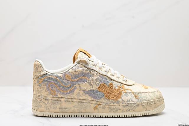 公司级nike Air Force 1 喜喜 龙凤呈祥 手工刺绣 空军一号婚鞋 防滑减震耐磨 低帮 板鞋 金黄配色代表了喜庆 吉祥 以此呈现出中式婚礼的华贵 庄