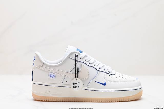 公司级耐克nike Air Force 1‘07 空军一号低帮百搭休闲运动板鞋。柔软、弹性十足的缓震性能和出色的中底设计，横跨复古与现代的外型结合，造就出风靡全