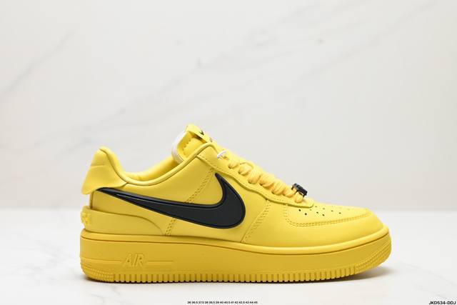 公司级ambush X Nk Air Force 1‘07 Low ”Phantom“ 联名款 空军一号低帮休闲板鞋 #鞋款鞋身以及内衬均采用了纯色皮革打造，标