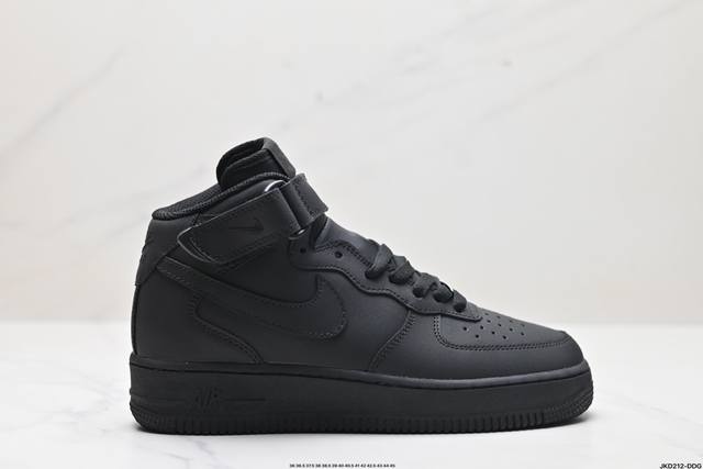 公司级耐克nike Air Force 1 Mid 07 空军一号中帮百搭休闲运动板鞋。柔软、弹性十足的缓震性能和出色的中底设计，横跨复古与现代的外型结合，造就