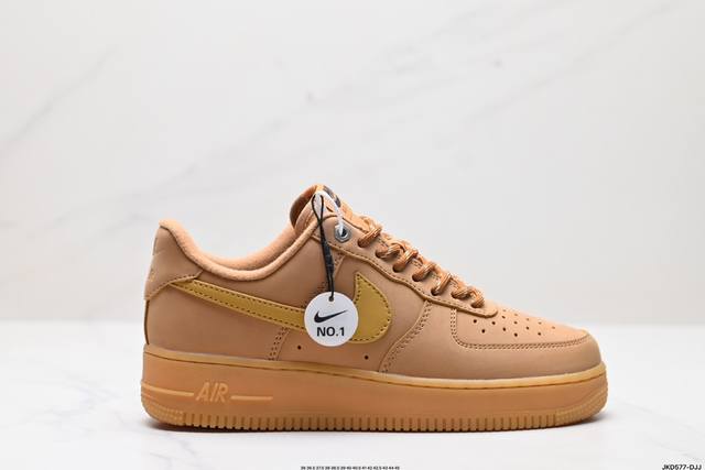 公司级耐克nike Air Force 1‘07 空军一号低帮百搭休闲运动板鞋。柔软、弹性十足的缓震性能和出色的中底设计，横跨复古与现代的外型结合，造就出风靡全