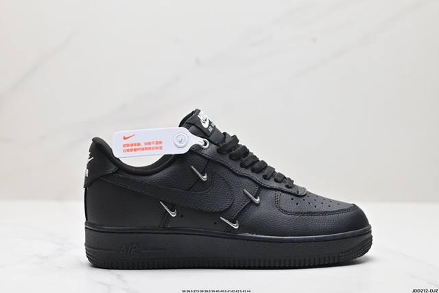 真标耐克nike Air Force 1 ”07 Lx 空军一号低帮百搭休闲运动板鞋。柔软、弹性十足的缓震性能和出色的中底设计，横跨复古与现代的外型结合，造就出