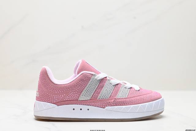 公司级adidas Adimatic Low 马蒂奇系列低帮 复古鲨鱼面包鞋运动休闲滑板板鞋 整个鞋面由色彩艳丽的麂皮制成 搭配品牌标志性大尺寸三条纹 Logo