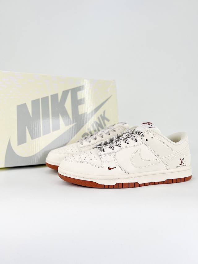 出厂价 主推 Nike Dunk Sb Low 定制配色 Dunk Sb顾名思义，具有经典的dunk血缘，又注入了更多的时尚元素。相较于普通的dunk滑板鞋，改