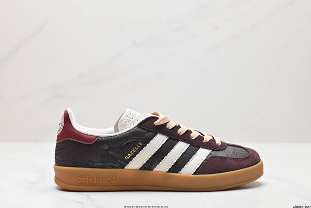 公司级adidas Originals Gazelle Indoor 三叶草休闲防滑耐磨低帮板鞋 鞋头出色设计 塑就出众贴合感 稳固的后跟贴合足部曲线设计 软弹