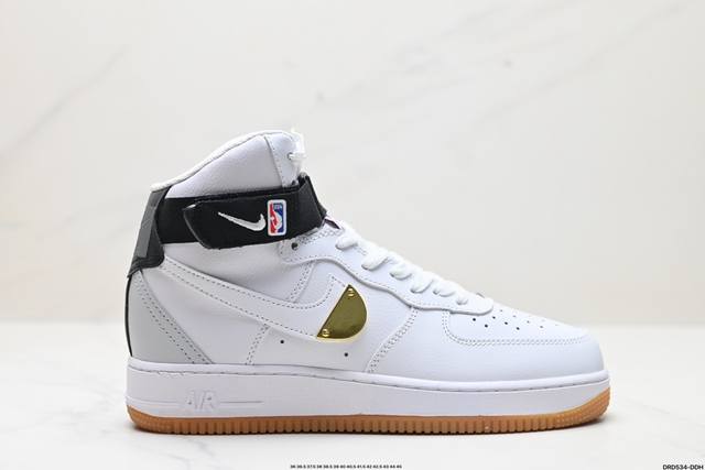 真标耐克nike Air Force 1 Mid 07 空军一号高帮百搭休闲运动板鞋。柔软、弹性十足的缓震性能和出色的中底设计，横跨复古与现代的外型结合，造就出