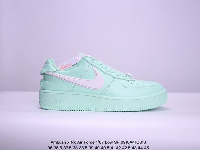 公司级ambush X Nk Air Force 7 Low Sp 空军一号联名标志性的swoosh延伸至鞋跟之外 鞋舌和鞋垫上印有ambush品牌标志 整体简