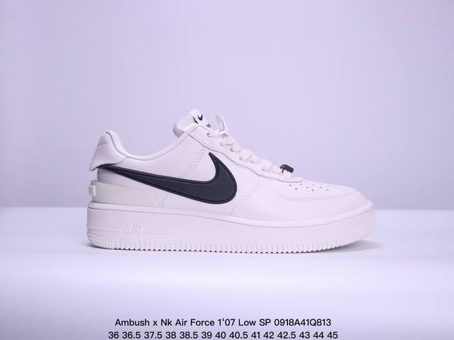 公司级ambush X Nk Air Force 7 Low Sp 空军一号联名标志性的swoosh延伸至鞋跟之外 鞋舌和鞋垫上印有ambush品牌标志 整体简