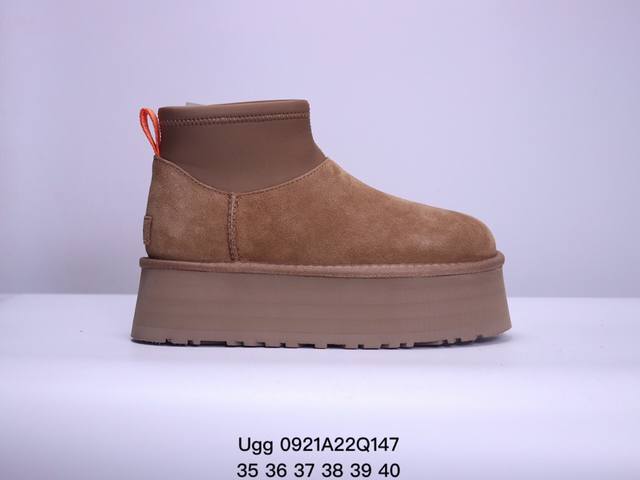 Ugg 厚底秋冬羊皮毛一体雪地靴 皮料生产 羊绒鞋垫 冬季保暖外出 家居都是很适合的选择 进年uug推出款式系列 局部偏向年轻消费者喜好 也走到时尚潮流穿搭的前